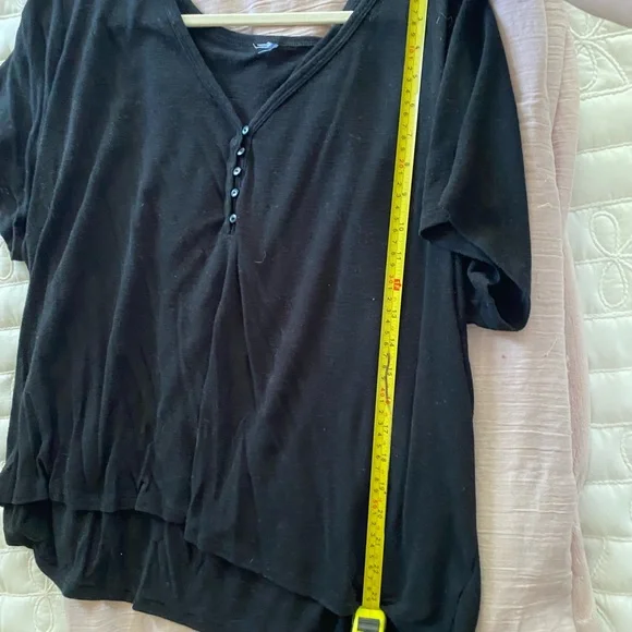 Old Navy Black V-Neck Women's Top - Picture 3 of 4